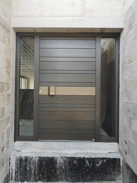 Porte d'entrée lames horizontales aluminium Profils Systèmes fabrication ALU TECH panneau Volma Hérault vue extérieure