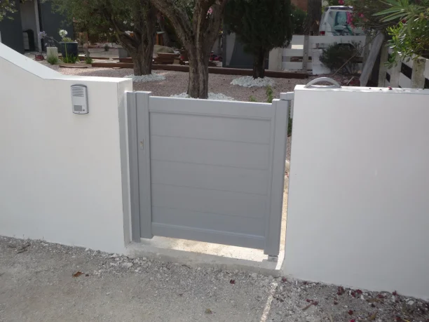 Portillon gris aluminium Jack R Profils Systèmes fabrication ALU TECH Jacou vue extérieure