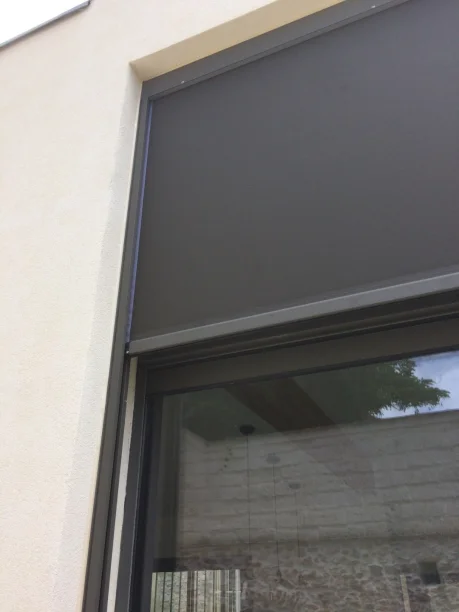 Store extérieur enrouleur aluminium Marquises Hérault vue extérieure
