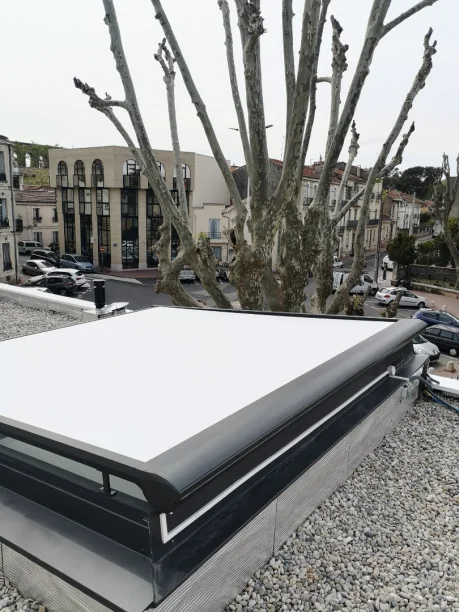 Store toiture aluminium Marquises Hérault vue extérieure