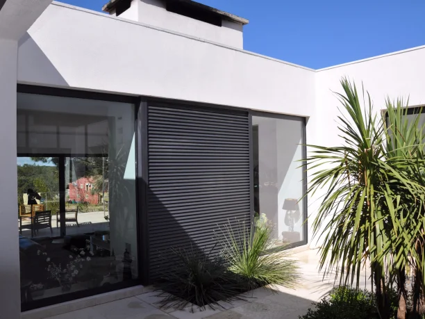 Stores brise-soleil BSO aluminium Griesser Hérault vue extérieure