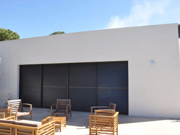 Stores brise-soleil BSO aluminium Griesser Hérault vue extérieure façade