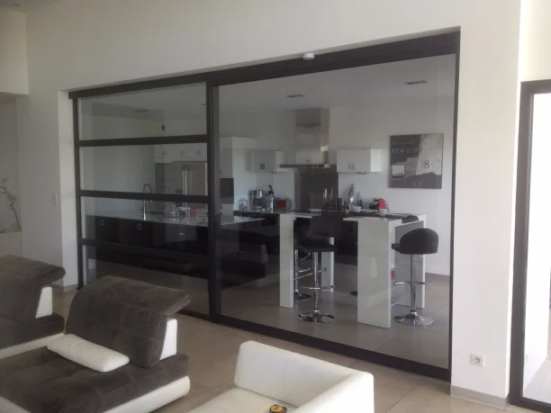 Verrière intérieure coulissante aluminium Profils Systèmes fabrication ALU TECH cuisine Jacou vue intérieure