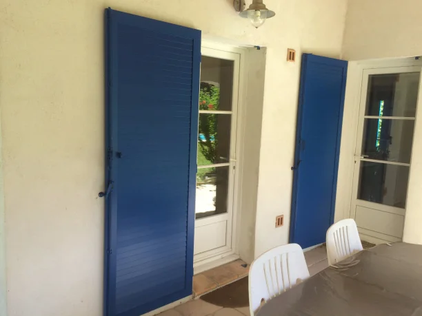 Volets battants bleu aluminium Ehret Hérault vue extérieure ouvert