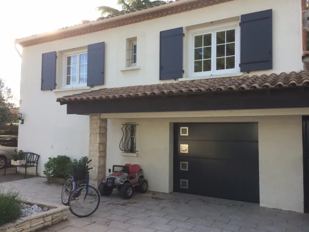 Volets battants bleu foncé aluminium Ehret Jacou vue extérieure