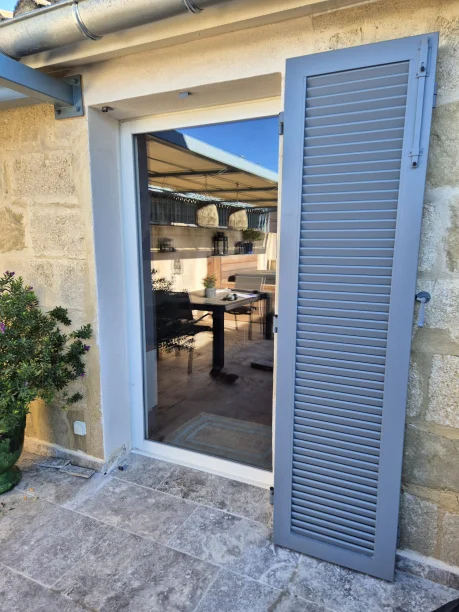 Volets battants gris aluminium Ehret Hérault vue extérieure ouvert