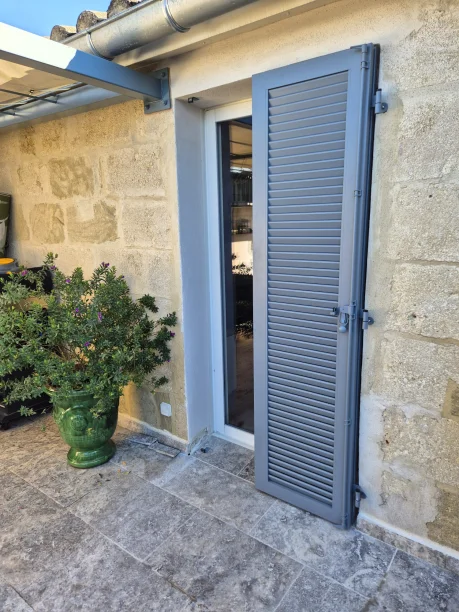 Volets battants gris aluminium Ehret Hérault vue extérieure