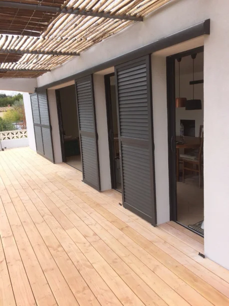 Volets coulissants noirs aluminium Ehret Hérault vue extérieure