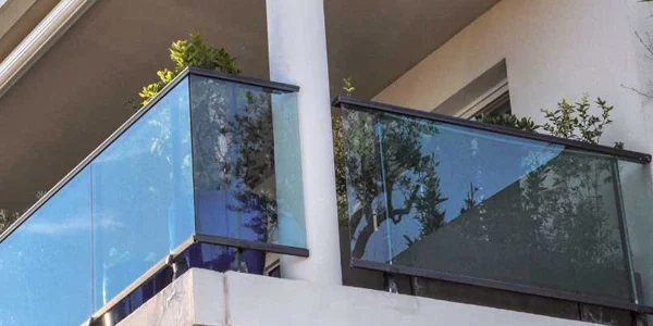 Confiez l’installation de votre garde-corps vitré à ALU TECH, votre expert local