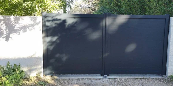 Installation de portail battant en aluminium sur-mesure à Montpellier et sa région
