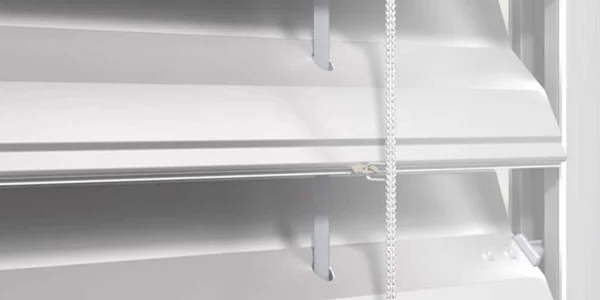 Brise-soleil à lames reliées