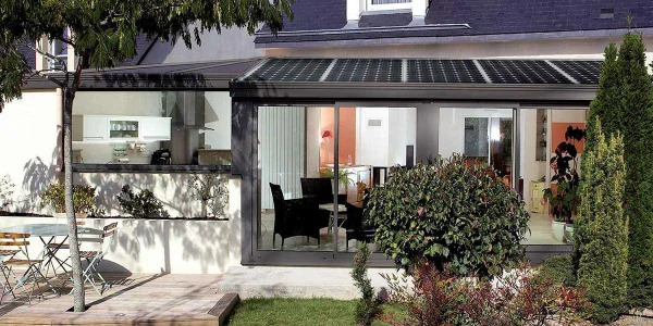  Véranda avec toiture en panneaux photovoltaïques
