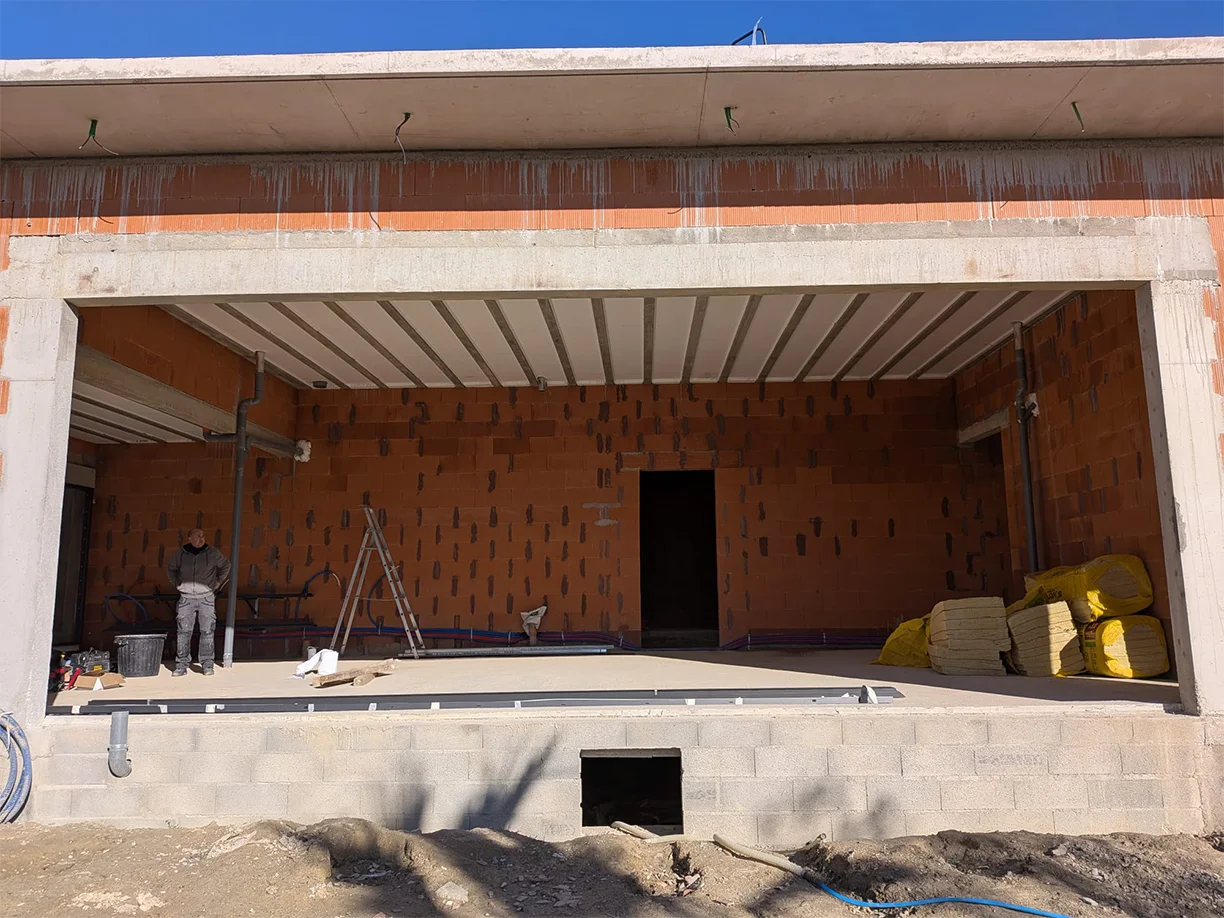 Avant la pose d’une baie coulissante XXL de 8 mètres, entre Montpellier et Nîmes