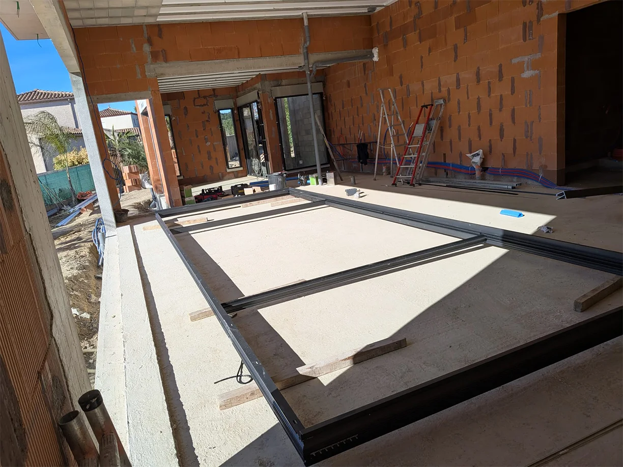 Préparation de la structure de la baie coulissante XXL de 8 mètres