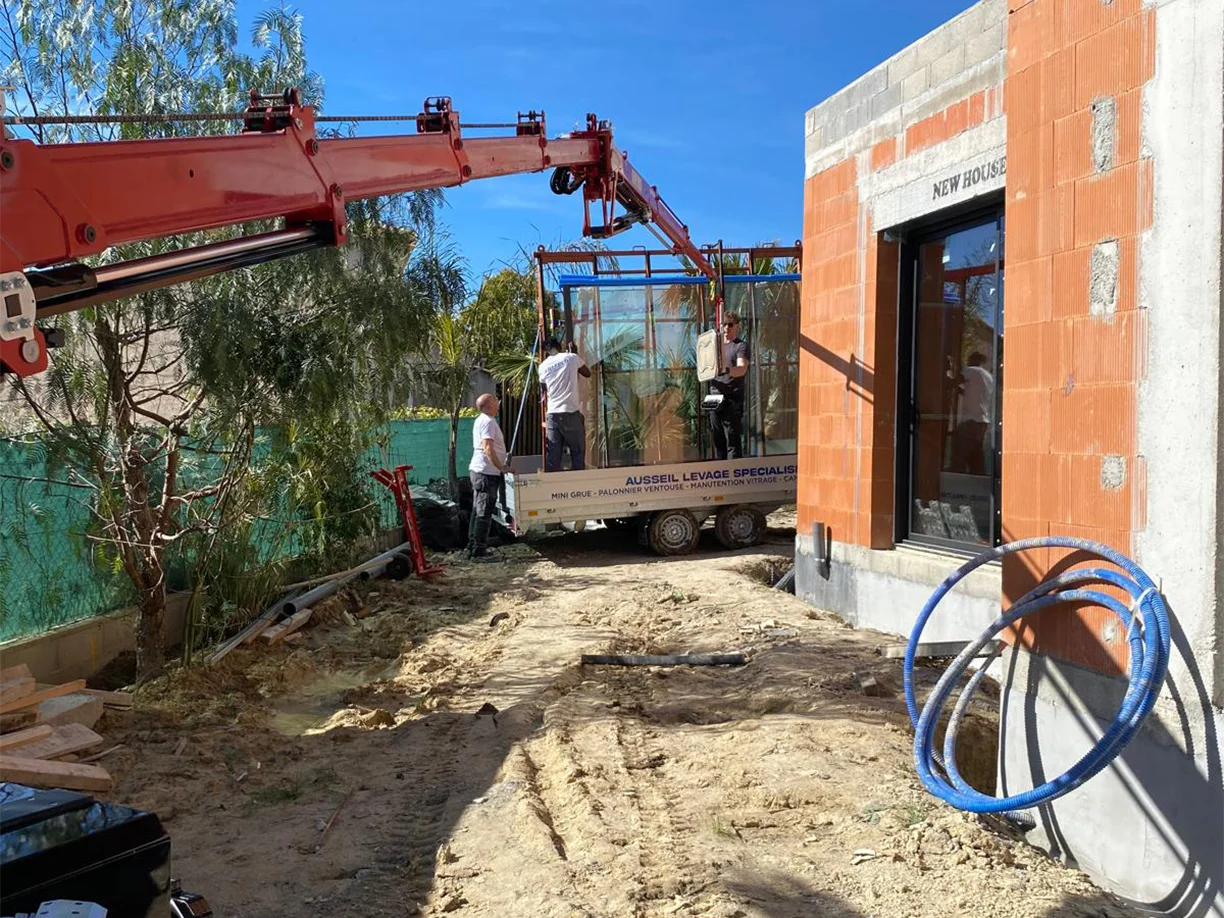 Utilisation d'engin de levage pour installation des vitrages (250kgs), sortie de la remorque