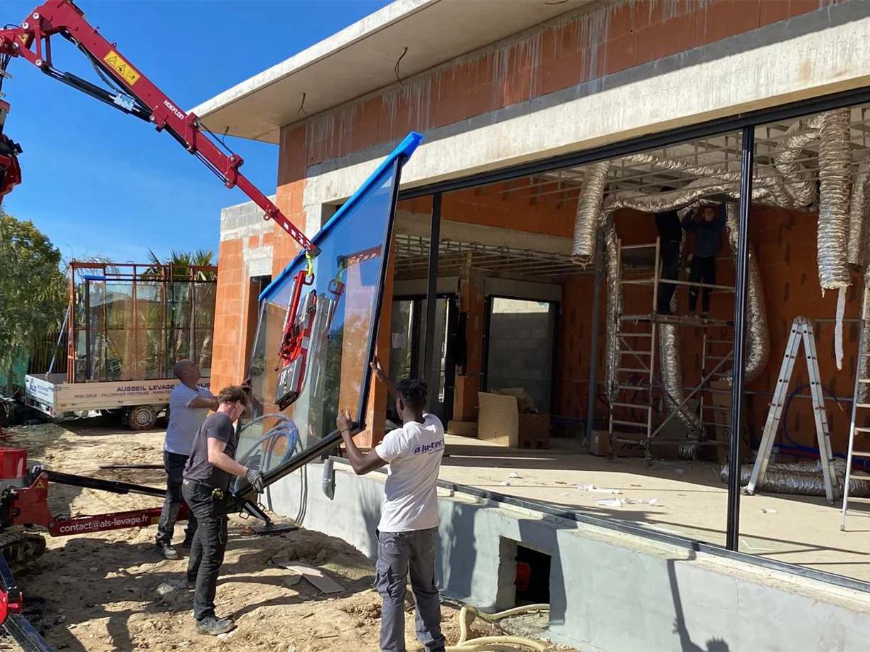 Utilisation d'engin de levage pour installation des vitrages (250kgs), pose d'un coulissant