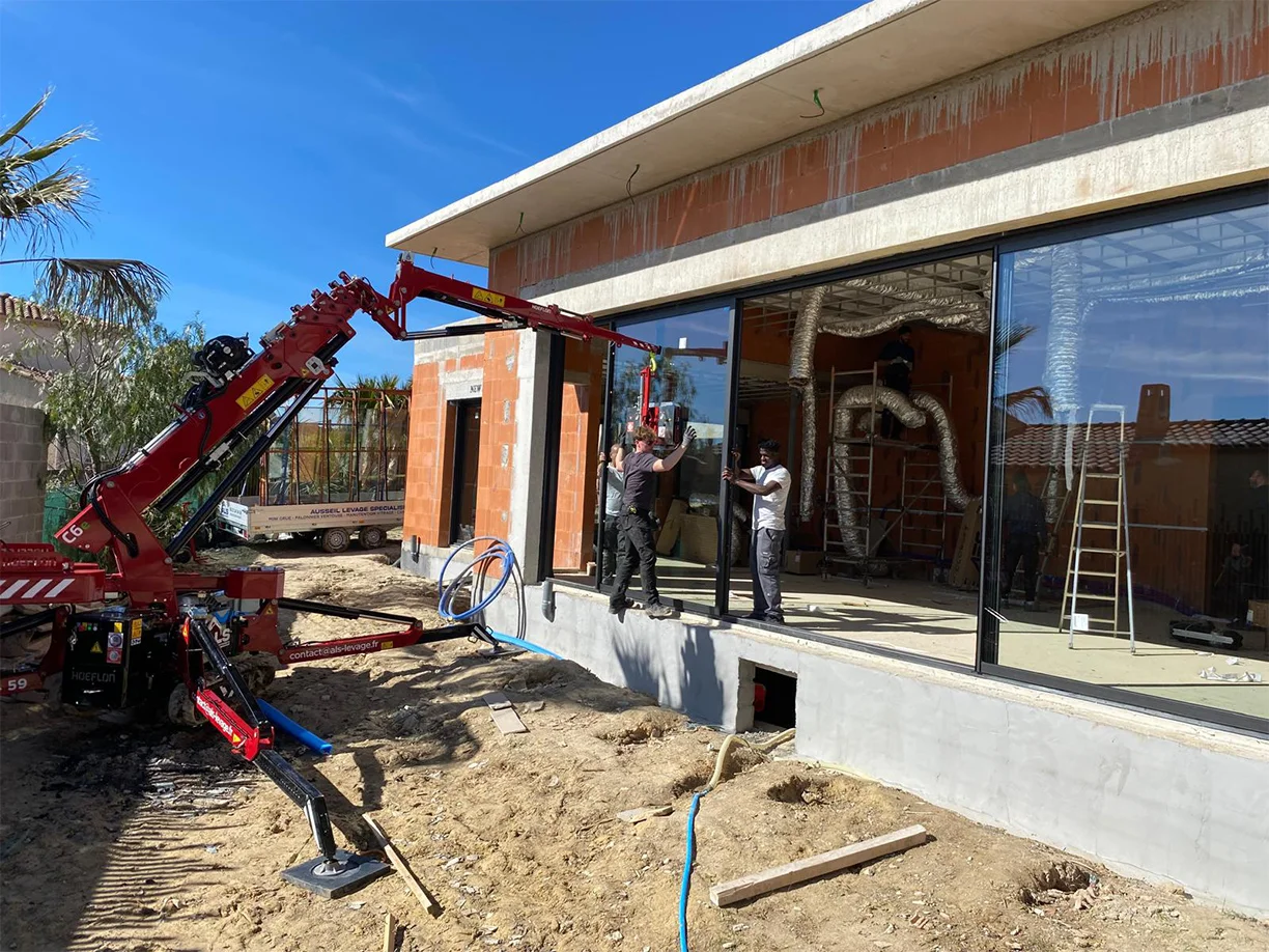 Utilisation d'engin de levage pour installation des vitrages (250kgs), encastrement d'un coulissant