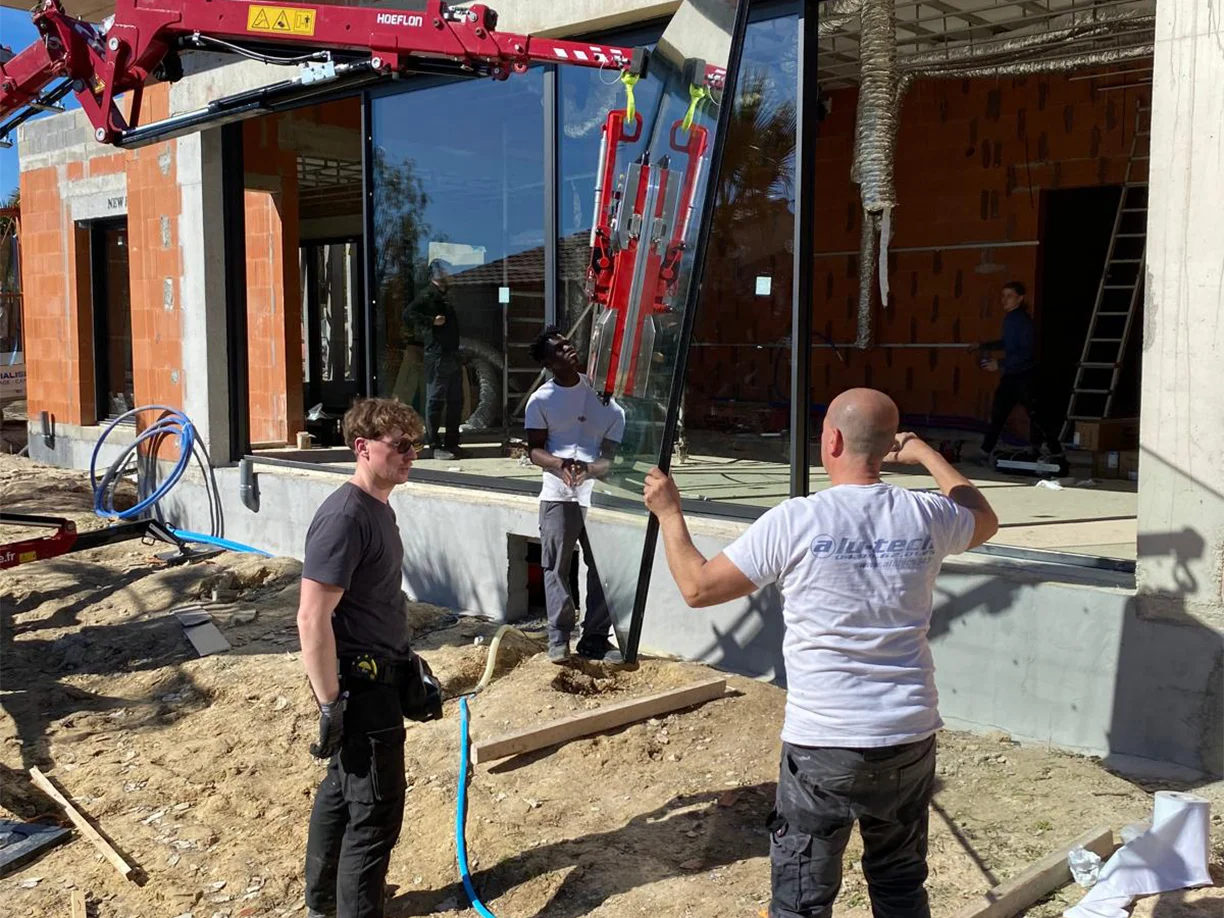 Utilisation d'engin de levage pour installation des vitrages (250kgs), vitrage fixe droit