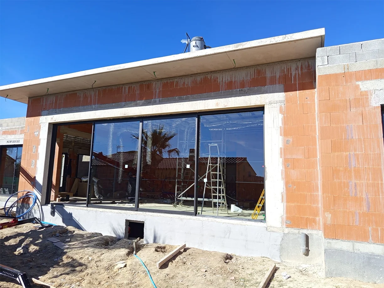 Pose d’une baie coulissante XXL de 8 mètre, un fixe restant
