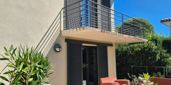 À Bouzigues, des volets coulissants qui modernisent la façade