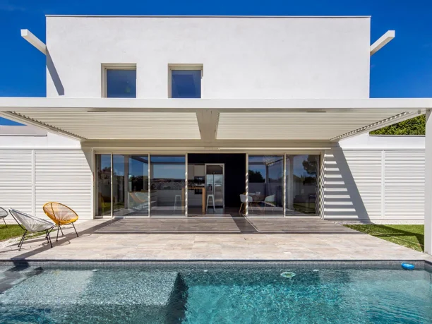 Actualités > Une villa contemporaine sublimée par les menuiseries ALU TECH